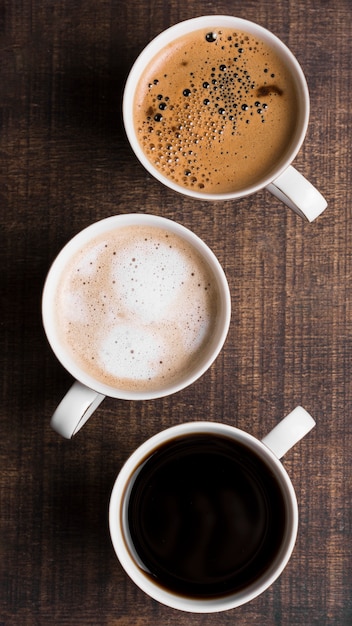 Variedade de vista superior de café preto e café com leite