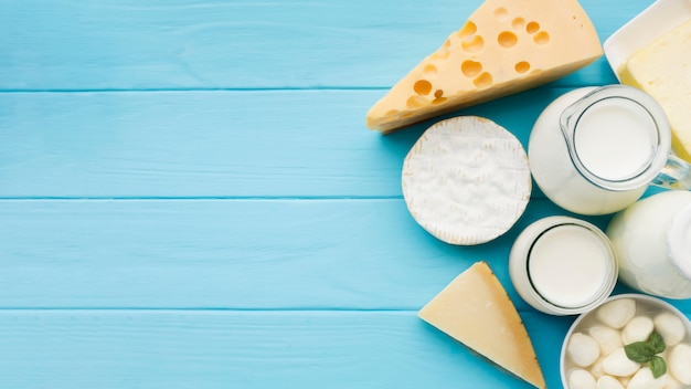 Variedade de vista superior de queijo delicioso com espaço de cópia