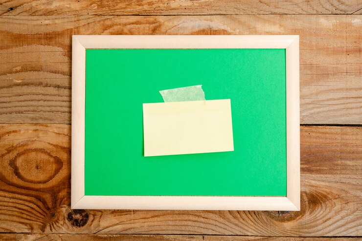 Foto variedade fixada de notas de adesivo de papel de cor vazia simulação usada para conteúdo. acessórios de papel para notebook e material escolar com telefone celular dispostos em diferentes fundos planos