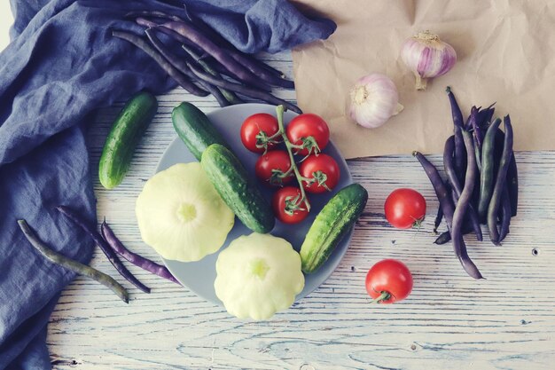 Variedade fresca e madura de vegetais em uma mesa de cozinha leve, produtos orgânicos, alimentos naturais saudáveis