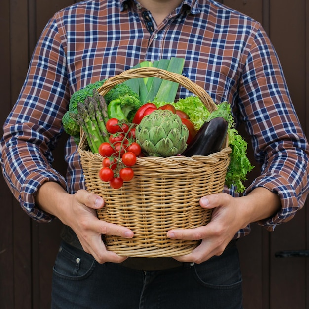 Variedade ou mercado de fazendeiros vegetais maduros orgânicos biológicos nas mãos