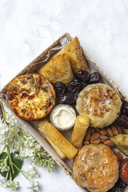 Variedade tradicional de petiscos da comida árabe com amêndoas e tâmaras. comida marroquina. conceito de comida de rua