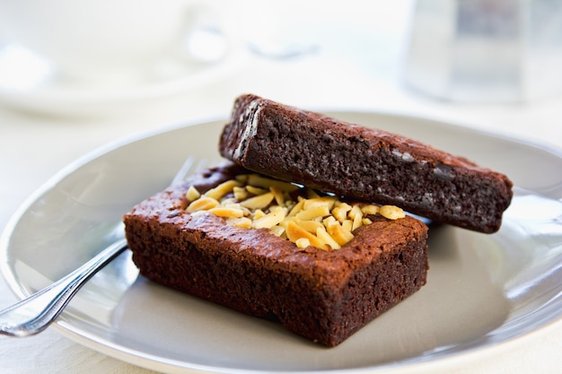 Variedades de brownies de chocolate por una taza de café