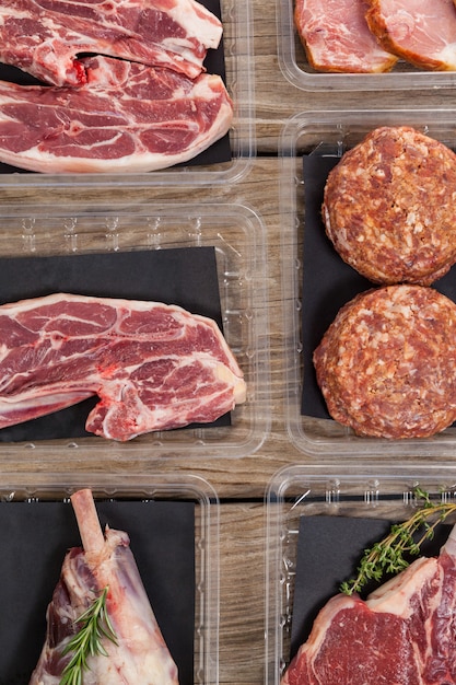 Variedades de carne en cajas de plástico.