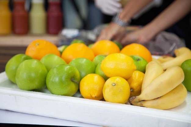 Variedades de frutas frescas (bananas, laranjas, limas, maçãs) no mercado