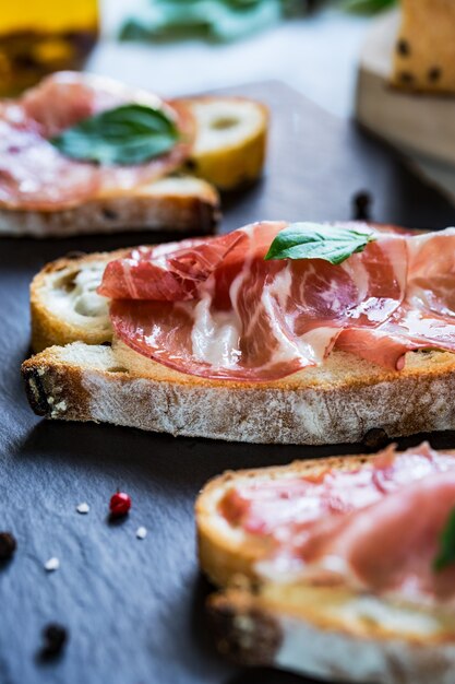 Variedades de presunto, copa e salmi bruschetta