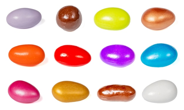 Variedades de dragee Asortimento de dragee recubiertos de chocolate aislados sobre un fondo blanco