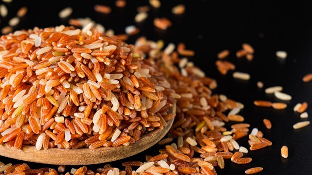 Variedades de granos de arroz Arroz de jazmín rojo o arroz marrón rojo Nueva variedad nativa de Tailandia Vitamina B ayuda a tratar las alergias Y no causa reacciones alérgicas Adequado para pacientes con anemia