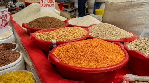 Variedades de legumbres en un mercado