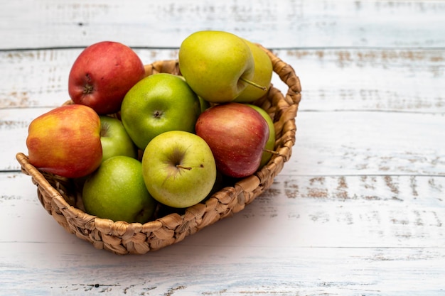 Variedades de manzana en cesta ecológica