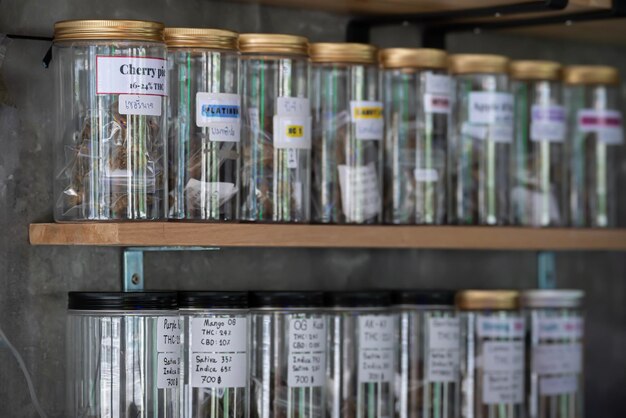 Foto variedades y mezclas con hierba de cannabis en una cafetería tailandesa legalización de la marihuana