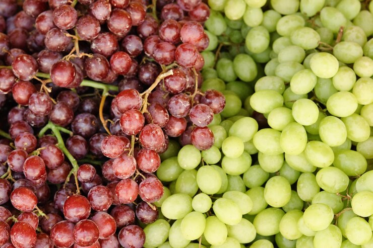 Foto las variedades de uva verde y roja como uvas de fondo alimentarias para la producción de vino