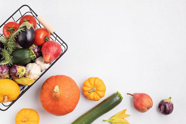 Variedades de verduras y frutas orgánicas.