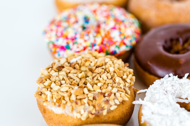 Variery de donuts frescos em um fundo branco.