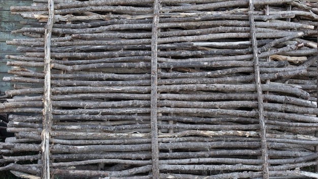 Varillas torcidas fondo de madera