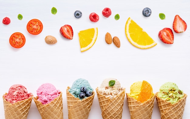 Foto vário do sabor do gelado nos cones setup no fundo branco para o projeto do menu dos doces.