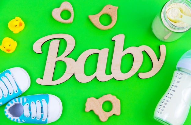 Varios accesorios para bebés. superficie verde. enfoque selectivo.