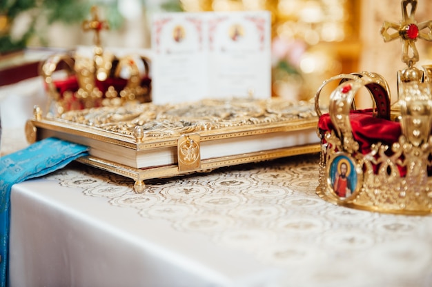 Varios accesorios para la boda en la iglesia.