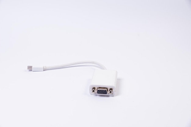 Varios adaptadores de cables convertidores para computadoras y teléfonos inteligentes HDMI VGA USB DVI DP aislado en blanco