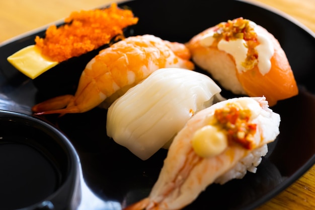 Varios aderezos de delicioso sushi se colocan en platos en restaurantes japoneses. Es un plato muy popular de Japón.