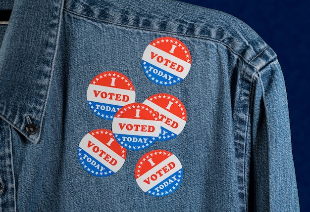 Vários adesivos I Voted Today na gola da camisa de trabalho jeans azul para eleições de meio de mandato nos EUA