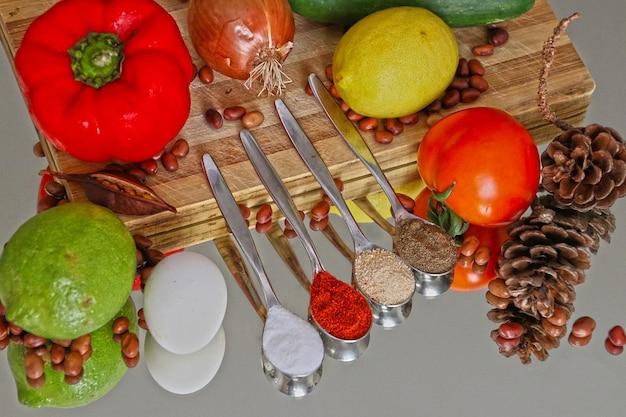 Foto vários alimentos com cones de pinheiro na mesa