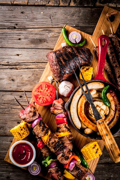 Vários alimentos de churrasqueira, comida de festa de verão para churrasco