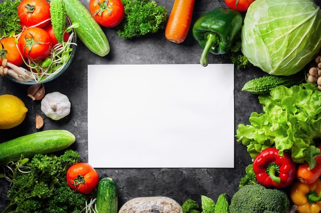 Varios alimentos orgánicos de verduras frescas para saludable sobre fondo rústico