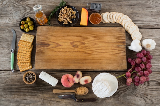 Foto varios alimentos y tabla de cortar