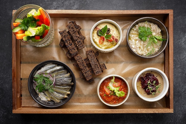 Varios aperitivos aperitivos de verduras en una tabla de madera