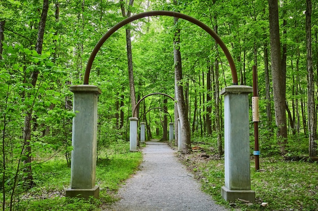 Vários arcos ao longo do caminho da trilha do parque através do arco de pedra da floresta trilha abandonada que termina na floresta