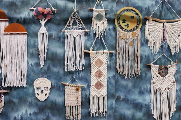 Varios atrapasueños de plumas hechos con el mal de ojo e imanes de recuerdo.