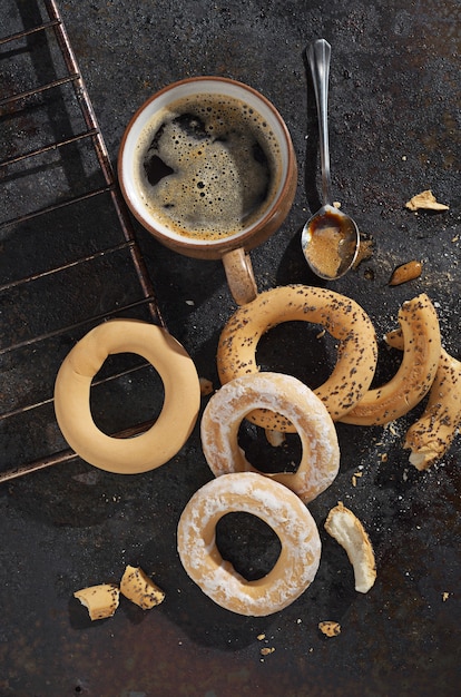 Foto varios bagels en una mesa de piedra