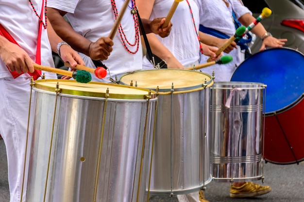 Vários bateristas com seus instrumentos musicais nas celebrações do Carnaval na rua