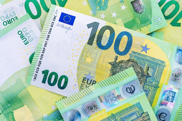 Varios billetes de 100 euros europeos closeup