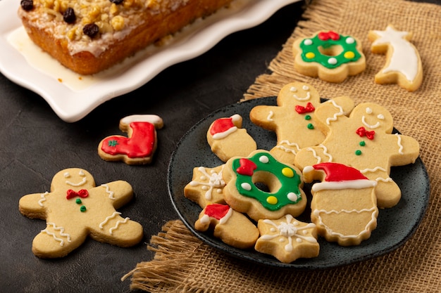 Vários biscoitos de gengibre caseiros de Natal.