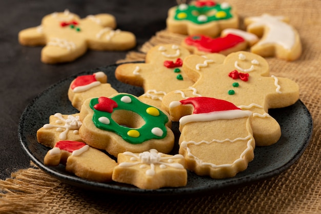 Vários biscoitos de gengibre caseiros de Natal.