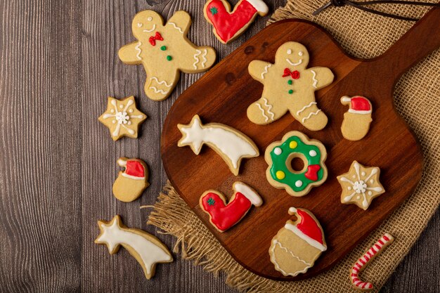 Vários biscoitos de gengibre caseiros de natal.