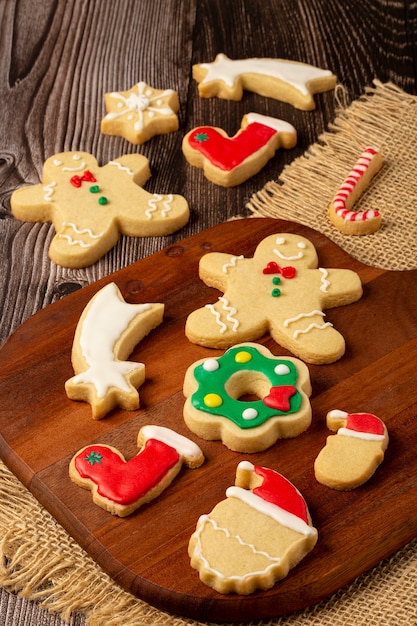 Foto vários biscoitos de gengibre caseiros de natal.