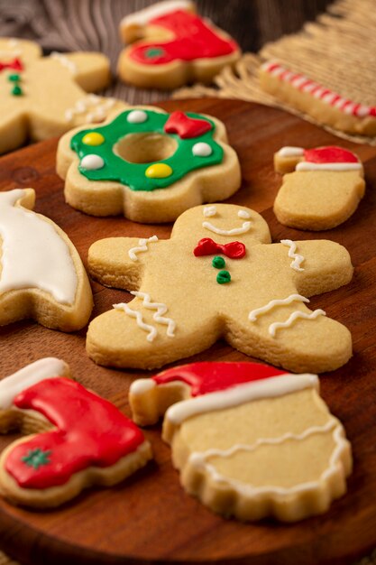 Vários biscoitos de gengibre caseiros de Natal.