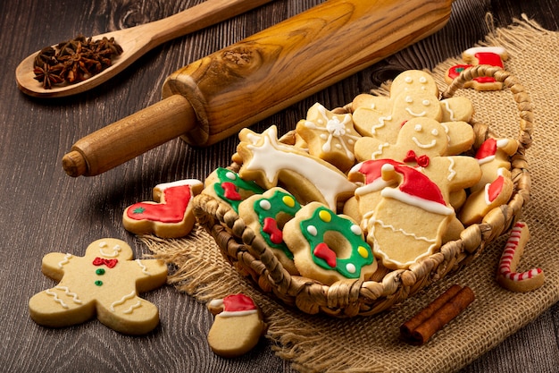 Vários biscoitos de gengibre caseiros de Natal.