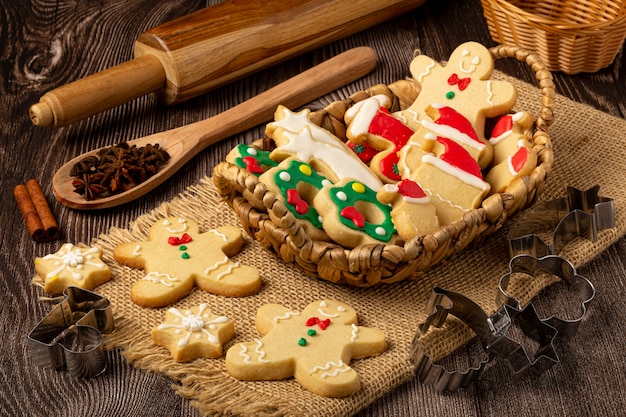 Vários biscoitos de gengibre caseiros de Natal.