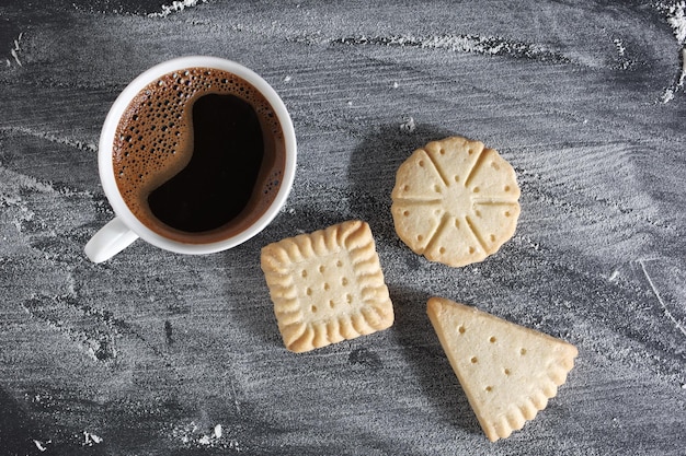 Vários biscoitos e café