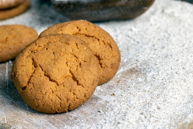 Vários biscoitos leves redondos após o cozimento