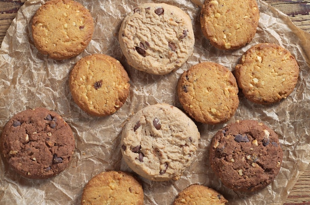 Vários biscoitos na mesa