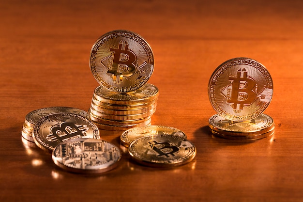 Varios bitcoins dorados