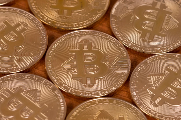 Varios bitcoins dorados