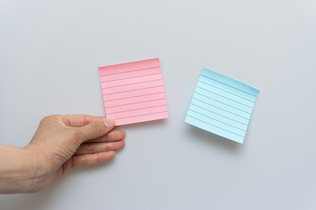 Vários blocos de notas coloridos espalhados em um fundo branco