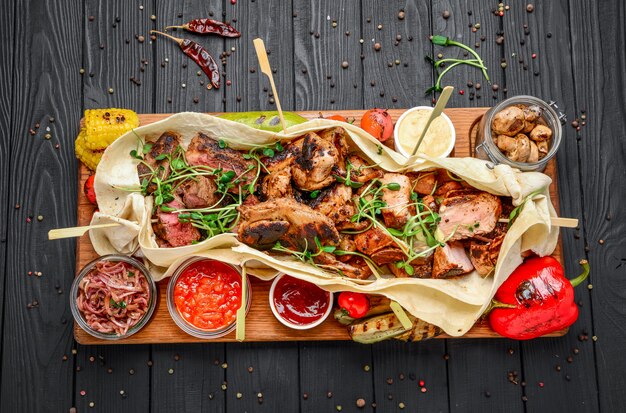 Varios bocadillos de carne a la parrilla fritos con varias salsas