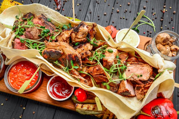 Varios bocadillos de carne a la parrilla fritos con varias salsas